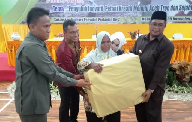 WhatsApp Image 2018-11-06 at 16.26.28 Bupati Aceh Barat, H Ramli MS, menyerahkan hadiah utama berupa alat pertanian kepada salah satu penyuluh pertanian dalam kegiatan penutupan Jambore Penyuluh Pertanian ke-2, di GOS Aceh Barat di Meulaboh, Selasa (6/11/2018). (Foto/Dedi Iskandar).