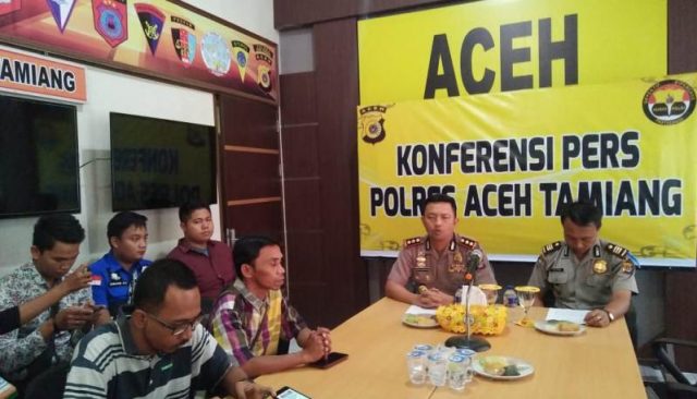 WhatsApp Image 2018-11-07 at 16.32.50 Kapolres Aceh Tamiang, AKBP Zulhir Destrian, dalam konferensi pers yang dilaksanakan Rabu (7/11/2018) di Mapolres. (Foto/Ist)