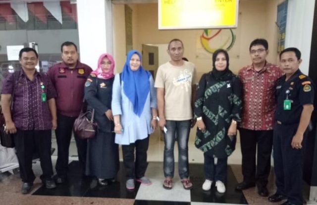 WhatsApp Image 2018-11-08 at 18.51.17 Dinas Sosial Aceh akhirnya memulangkan Rusli, 39, warga Punge, Banda Aceh setelah menjalani hukuman 2 tahun di Malaysia. (Foto/Ist)