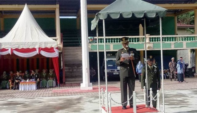 WhatsApp Image 2018-11-10 at 17.16.46 Dandim 0107/Aceh Selatan, Letkol Inf R. Sulistiya Herlambang HB, sebagai Inspektur Upacara pada Peringatan Hari Pahlawan ke-73 di Lapangan Naga, Tapaktuan, Sabtu (10/11/2018). (Foto/Faisal)