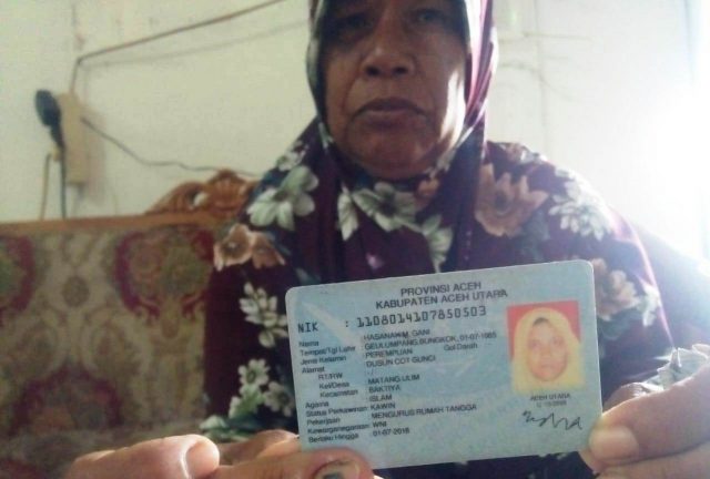 WhatsApp Image 2018-11-11 at 17.22.24(1) Syamsiah, 65, menunjukkan E KTP, Hasanah, 33, anaknya yang sudah 3 tahun minggat dari rumahny di Dusun Cot Gunci Desa Matang Ulim Kec. Baktiya Kab. Aceh Utara. (Foto/Zainuddin Abdullah)