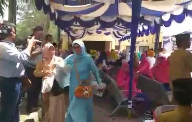 WhatsApp Image 2018-11-14 at 19.02.46 Capture video seorang perempuan yang diduga isteri kepala desa di Nagan Raya, menangis tersedu-sedu dan histris, setelah suaminya dimaki oleh pimpinan daerah setempat. (Foto/Dedi Iskandar)