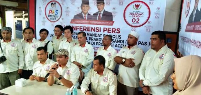 WhatsApp Image 2018-11-16 at 08.36.37 Ketua Umum RN PAS Aceh, Akhyar Keuremboek, di hadapan awak media, para relawan dan emak-emak di sebuah cafe di Banda Aceh, Kamis (15/11/2018)