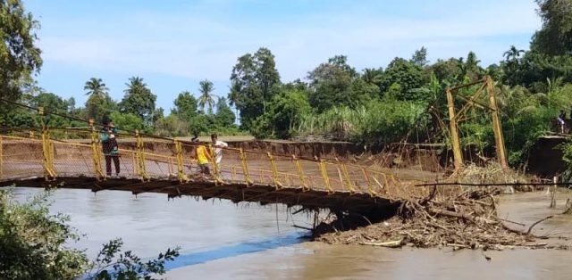WhatsApp Image 2018-11-17 at 16.16.22 Jembatan gantung menghubungkan Gampong (desa-red) Beureueh Dua, Kecamatan Mutiara Timur,Pidie dengan Gampong Blang Beureueh, Mutiara ambruk setelah diterjang banjir luapan.Jumat (16/11/2018). (Foto/Muhammad Riza)