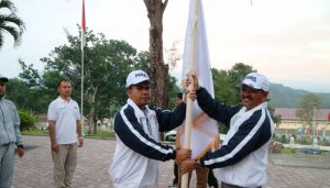 Bupati Aceh Besar, Mawardi Ali, bersama ketua kontingen dan sebagian atlet PORA Aceh Besar. (Foto/Ist)