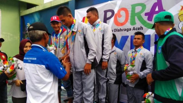 WhatsApp Image 2018-11-19 at 06.50.08 Penyerahan medali nomor Kolam Cabor Selam PORA XIII oleh Ketua Pengprov POSSI Aceh, Reza Pahlevi, di Kolam Renang, Yonif Raider 112/DJ Mata Ie, Kecamatan Darul Imarah, Aceh Besar, Sabtu- Minggu (17-18/11/2018). (Foto/Ist)