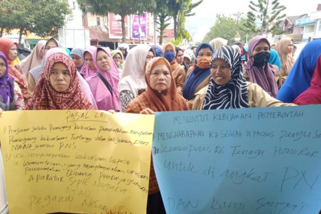 WhatsApp Image 2018-11-19 at 19.14.39 Para pendemo kasus pengurusan CPNS di Aceh Barat, Senin (19/11/2018), di depan Gedung DPRK Aceh Barat. (Foto/Dedi Iskandar)