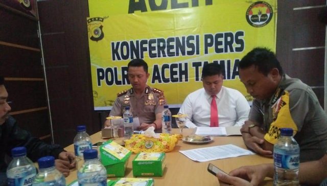 WhatsApp Image 2018-11-20 at 11.11.39 Kapolres Aceh Tamiang, AKBP Zulhir Destrian, saat jumpa pers terakit kasus pengadaan videotron tahun 2015. (Foto/Yusri)