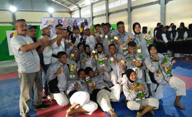 WhatsApp Image 2018-11-21 at 11.24.15 Paea kenshi Aceh Besar berpose bersama pelatih dan panitia PORA-XIII usai diumumkan menjadi juara umum. (Foto/Zafrullah)