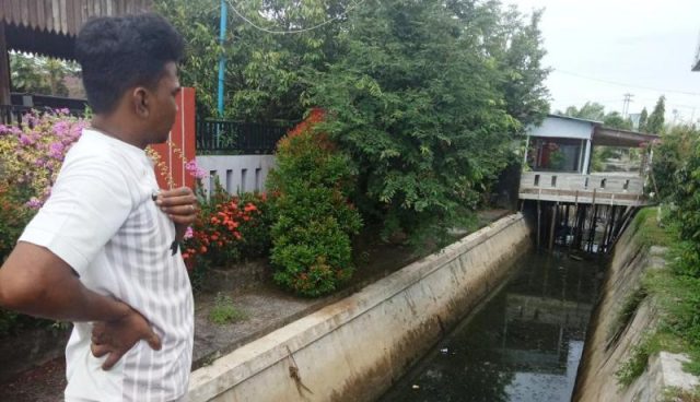 WhatsApp Image 2018-11-21 at 16.51.18 Warga Desa Kampung Darat, Meulaboh, Aceh Barat, memperlihatkan bagian saluran pembuangan air (drainase) yang kotor dan berbau tak sedap karena diduga tercemar limbah dari rumah potong hewan (RPH) yang beroperasi di kawasan itu. (Foto/Dedi Iskandar)