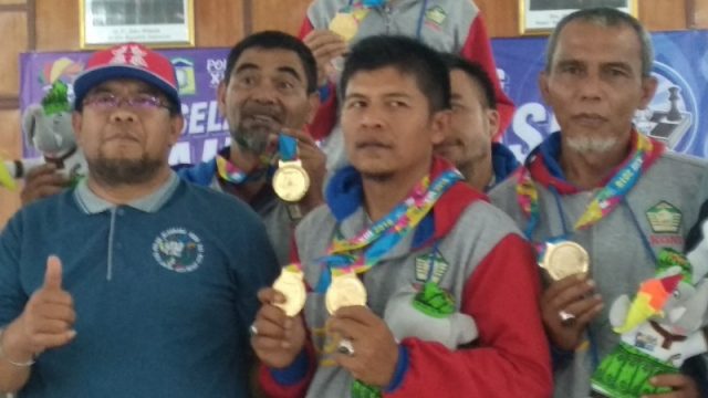WhatsApp Image 2018-11-21 at 17.22.12 Master Nasional (MN) Irwandi bersama pecatur Aceh Tengah memperlihatkan medali emas yang diraih di ajang Pekan Olahraga Aceh (PORA) XIII 2018 di Aula Bapelkes Aceh di Jantho, Aceh Besar, Rabu (21/11/2018). (Foto/Ist)