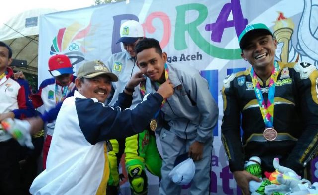 WhatsApp Image 2018-11-23 at 06.54.31 Pengalungan medali kepada juara balap motor road race PORA 2018 di kota Jantho, Aceh Besar, Kamis (22/11/2018). (Foto/Ist)