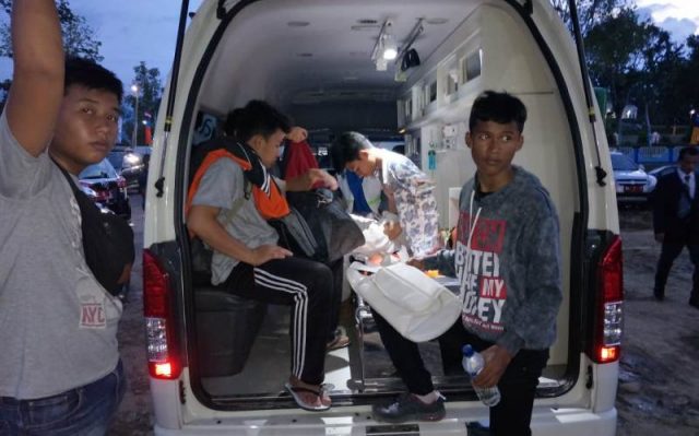 WhatsApp Image 2018-11-24 at 10.05.53 Para petugas medis sedang memberikan pelayanan langsung kepada atlet PORA dalam mobil ambulans di Komplek Jantho Sport Center, Jumat (23/11/2018). (Foto/Ist)
