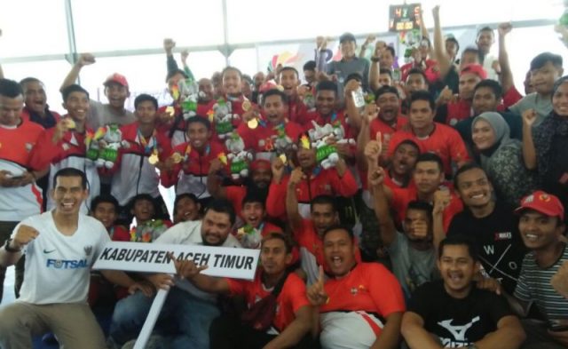 WhatsApp Image 2018-11-24 at 20.58.20 Tim futsal Aceh Timur meraih medali emas Pekan Olahraga Aceh (PORA) XIII yang berakhir di lapangan futsal komplek Jantho Sport Center, Sabtu siang (24/11/2018). (Foto/Ist)