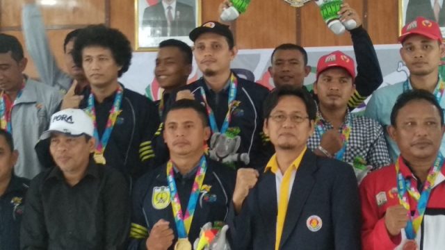 WhatsApp Image 2018-11-25 at 15.51.58 Ketua Pengprov Percasi Aceh Aldin Nl (dua dari kanan) bersama atlet catur peserta Pekan Olahraga Aceh (PORA) XIII 2018 di Bapelkes, Jantho, Aceh Besar, Minggu (25/11/2018). Kontingen Banda Aceh berhasil meraih juara umum cabang catur PORA XIII 2018. (Foto/Ist)