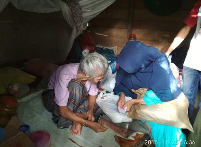 WhatsApp Image 2018-11-26 at 15.01.41 Pengurus KIA Aceh Selatan menyerahkan sembako kepada Tek Meukek di Desa Kuta Baro, Trumon Timur, Aceh Selatan, Minggu (25/11/2018). (Foto/Ist)