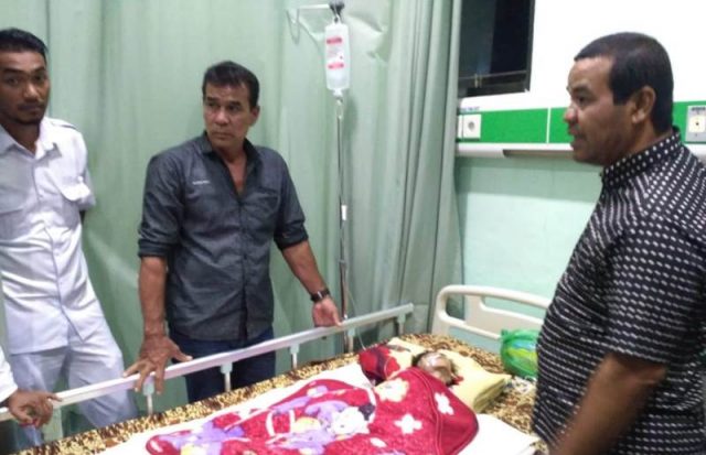 WhatsApp Image 2018-11-27 at 15.46.43 Ketua Komisi B DPRK Pidie, Anwar Husen, sedang membesuk Sakina Anaya yang sedang dirawat di salah satu ruang anak RSUD Tgk Chik Ditiro, Sigli, Selasa (27/11/2018). (Foto/Muhammad Riza)