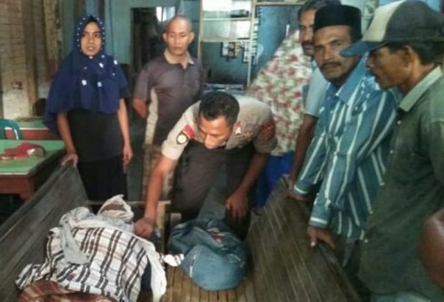 WhatsApp Image 2018-11-28 at 14.49.06 Polisi sedang memperhatikan tubuh Muhammad Nasir,58, warga Gampong Ujong Dama, Kecamatan Baktiya, Aceh Utara, yang ditemukan meninggal di warung kopi Pante Breuh, Kecamatan Baktiya, Rabu (28/11/2018). (Foto/Ist)