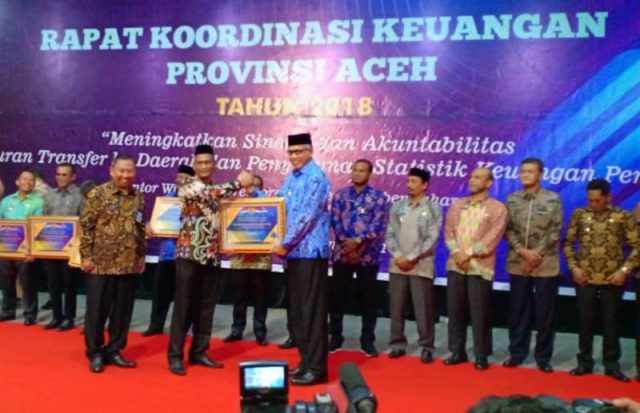 WhatsApp Image 2018-11-29 at 17.58.47 Pemkab Nagan Raya menerima WTP dari Menteri Keuangan, Sri Mulyani Indrawati, yang diserahkan Plt Gubernur Aceh, Nova Iriansyah, di Amel Convention Hall, Ulee Kareng, Banda Aceh, Kamis (29/11/2018). (Foto/Ist)