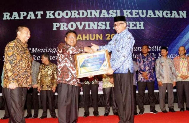 WhatsApp Image 2018-11-30 at 06.44.06 Plt Gubernur Aceh, Ir Nova Iriansyah, ketika menyerahkan penghargaan WTP kepada Wali Kota, Aminullah Usman, di Gedung Amel Convention Center Banda Aceh, Kamis (29/11/2018). (Foto/Ist)