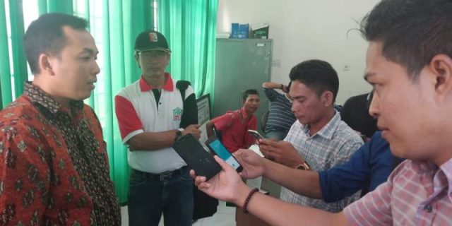 WhatsApp Image 2018-11-30 at 16.42.26 Kasi Intel Kejaksaan Negeri Aceh Selatan, Akbar, SH, saat memberi keterangan kepada wartawan (Foto/Faisal)