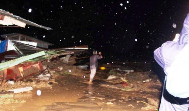 banjir lw menderung Rumah warga yang hanyutakibat banjir bandang sususal terlihat tertahan di Musholla Lawe Mnderung Kecamatan Badar Aceh Tenggara, Jumat (30/11/2018).(Foto/Ali Amran)