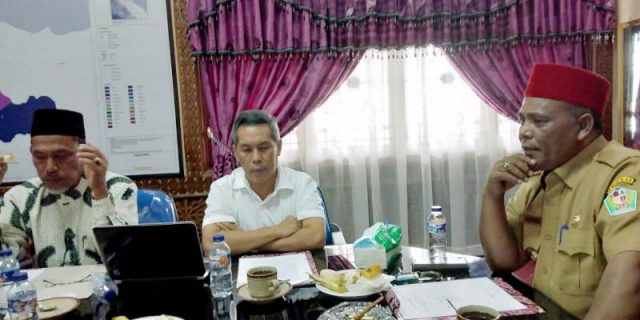 bupati Bupati Pidie, Roni Ahmad, atau akrab disapa Abusyik menerima delegasi Tim Inisiator Pengembangan Melinjo Pidie di ruang kerjanya, Senin (5/10/2018). (Foto/Muhammad Riza)