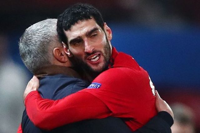 felaini Marouane Fellaini meluapkan kegembiraanya bersama Jose Mourinho usai mencetak gol penentu kemenangan MU. (Foto/Ist)