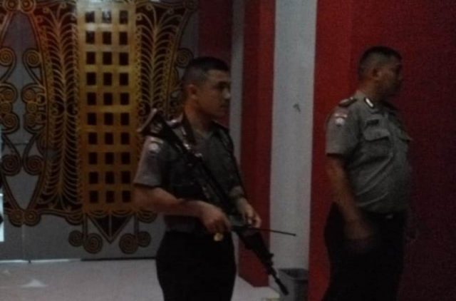 petugas Petugas kepolisian berjaga-jaga di Lapas Klas IIA Lambaro, beberapa saat setelah terjadi pembobolan oleh para napi. (Foto/KBA.ONE/Fatma)