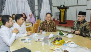 Plt Gubernur Aceh, Nova Iriansyah, ketika menerima Konsulat Jenderal RI untuk Turki, Herry Sudrajat, yang membawa rombongan investor asal Turki, di Rumah Dinas Wakil Gubernur Aceh di Banda Aceh, Juli 2018. (Foto/Ist)