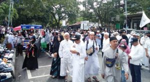 Para peserta dengan tertib mengikuti acara reuni 212 di Kota Medan, yang dipusatkan di Masjid Al-Jihad Medan. (Foto/t.bobby lesmana)