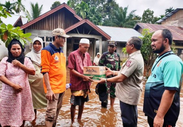 WhatsApp Image 2018-12-02 at 21.07.53 Bupati Aceh Barat, H Ramli MS, menyalurkan bantuan masa panik kepada korban banjir di Desa Napai, Kecamatan Woyla Barat, Minggu sore (2/12/2018). (Foto/Dedi Iskandar)