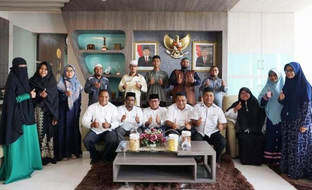 WhatsApp Image 2018-12-05 at 18.17.30(1) Wakil Wali Kota Banda Aceh Zainal Arifin menerima secara khusus putra-putri terbaik Banda Aceh akan diberangkatkan ke Kuningan, Jawa Barat, tepatnya di Yayasan Karantina Tahfiz Al-Quran Nasional untuk belajar metodologi pengajaran Al-Quran. (Foto/Ist)