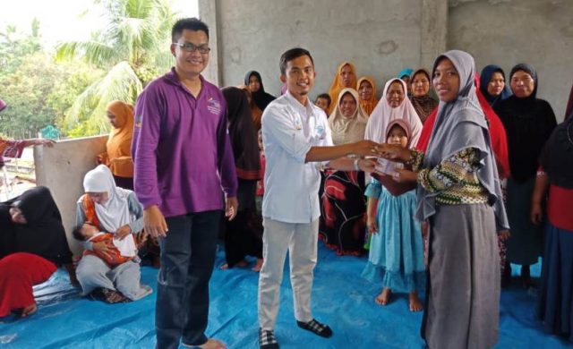 WhatsApp Image 2018-12-06 at 20.06.24(1) Keluarga penderita jantung bocor menerima manfaat program keluarga harapan (KPM PKH) Nagan Raya, Kamis (6/12/2018). (Foto/Muji Burrahaman)