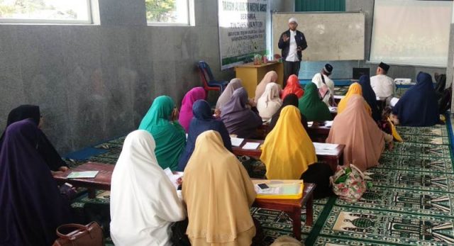 WhatsApp Image 2018-12-10 at 13.28.45(1) Tim Tahsin IKAT melatih tahsin dan mengajar tajwid Alquran kepada para imam dan guru TPQ se Aceh Tengah. (Foto/Ist)