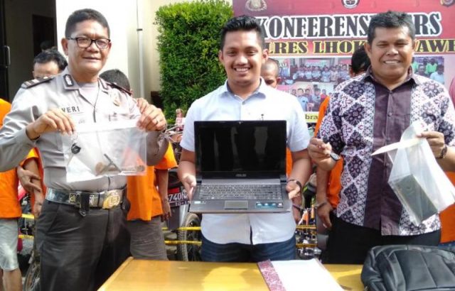 WhatsApp Image 2018-12-11 at 20.51.24 Kasat Reskrim Polres Lhokseumawe, Iptu Rizky Adrian, saat memperlihatkan barang bukti hasil operasi sikat rencong 2018, Selasa (11/12/2018). (Foto/Jefry Tamara)