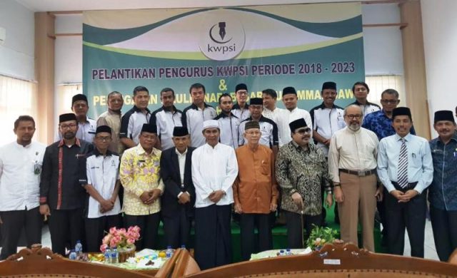 WhatsApp Image 2018-12-13 at 16.27.09 Wali Kota Banda Aceh, H Aminullah Usman SE Ak MM foto bersama dengan pengurus Kaukus Wartawan Peduli Syariat Islam (KWPSI), Kamis (13/12/2018) di gedung PWI Aceh. (Foto/Ist)