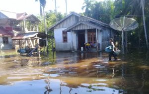 Banjir merendam Desa di Trumon Raya, Aceh Selatan dan sebahagian warga mulai mengungsi, Sabtu (15/12/2018). (Foto/Faisal)