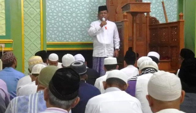 WhatsApp Image 2018-12-16 at 17.23.57 Wali kota, Aminullah Usman, memberi tausiah kepada jamaah shalat subuh berjamaah, Minggu (16/12/2018). (Foto/Ist)