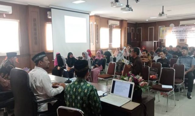 WhatsApp Image 2018-12-21 at 21.31.21 Ketua IKAT Aceh, H.M. Fadhil Rahmi, Lc ketika menyampaikan hasil penelitian tentang penulisan bahasa asing di Banda Aceh. di Aula Dinas Pendidikan Dayah Aceh, Kamis, 20/12/2018. (Foto/Ist)