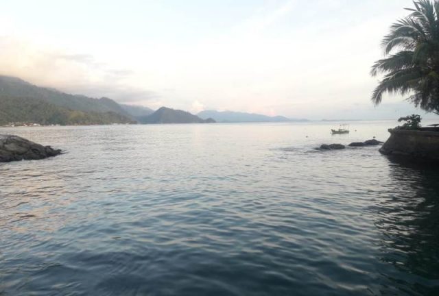 WhatsApp Image 2018-12-26 at 18.19.31 Permukaan air laut di sekitar pantai Tapaktuan, Aceh Selatan, tampak tetap normal beberapa menit setelah guncangan gempa. (Foto/Faisal)