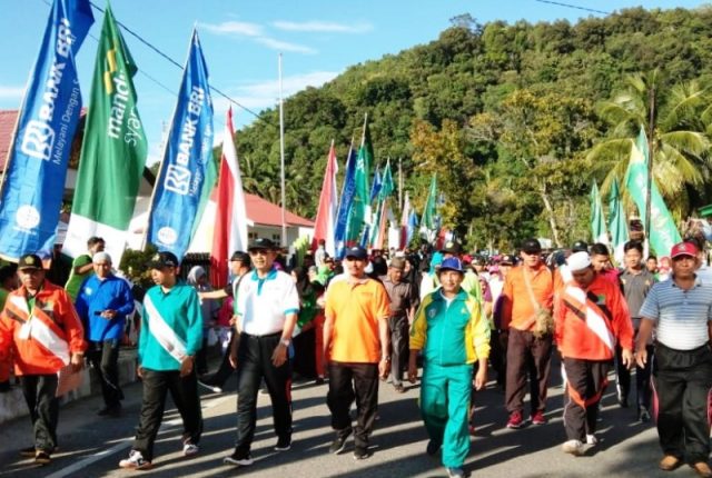 WhatsApp Image 2018-12-30 at 17.20.33 Bupati Aceh Selatan, H. Azwir didampingi Wakil Bupati, Tgk Amran dan Kepala Kemenag Aceh Selatan ikut jalan sehat kerukunan umat beragama di Tapaktuan, Aceh Selatan, Minggu (30/12/2018). (Foto/Faisal)