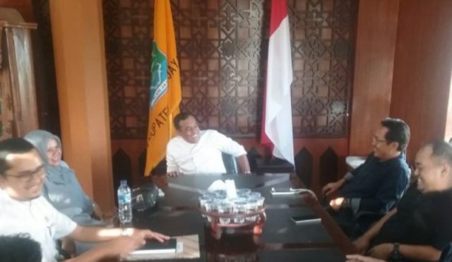jaya Bupati Aceh Jaya, H.T.Irfan TB, menerima kunjungan Plt Ketua PWI Aceh, Aldin NL, Wakil Ketua PWI, Ramadansyah, yang juga CEO KBA.ONE dan wartawan setempat, Hendra, yang juga pengurus PWI Aceh Jaya, Jumat (28/12/2018). (Foto/Khadafi)