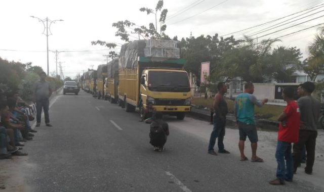 20190107_215225 Antrian belasan truk sembako berjejer di jalan raya, persisnya di halaman kantor Bupati Aceh Singkil, Senin petang (7/1/2019). (Foto/Arief H
