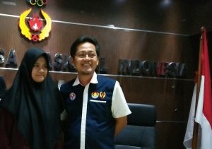 Pecatur putri Aceh, Klarisa Sabila, bersama Ketua Umum Pengvrop Percasi Aceh, Aldin Nl. (Foto/Ist)