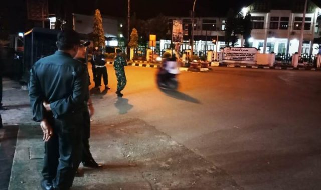 WhatsApp Image 2019-01-01 at 16.44.17 Tim gabungan melakukan penjagaan di Tugu Bundaran Pelor Meulaboh, Aceh Barat, saat detik-detik pergantian tahun, Selasa dinihari (1/1/2019). Kondisi jalan raya di kawasan tersebut sepi dan tidak ada perayaan malam pergantian tahun. (Foto/Dedi Iskandar)