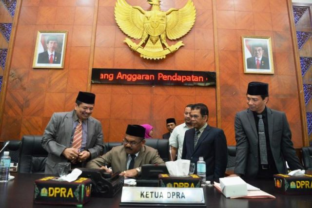 WhatsApp Image 2019-01-02 at 17.01.52(1) Ketua DPRA dan para Wakil Ketua serta Sekda Aceh saat pengesahan APBA 2019 di Gedung DPRA di penghujung tahun 2018. (Foto/Ist)