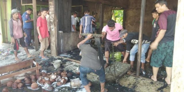 WhatsApp Image 2019-01-03 at 15.35.11 Warga terlihat sedang membantu menyelamatkan barang-barang yang masih bisa digunakan dari dalam dua kios yang terbakar di Gampong Teubeng Tanjong, Pidie, Kamis (3/1/2019). (Foto/Muhammad Riza)