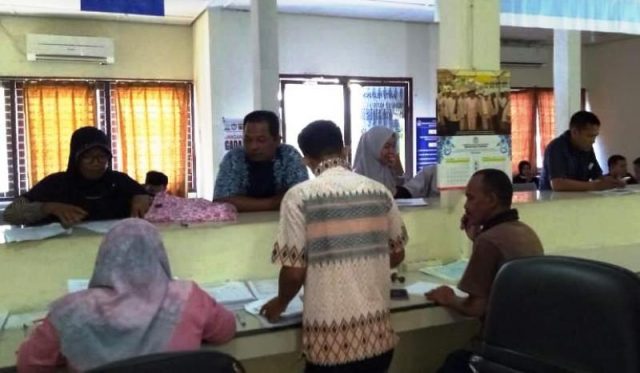 WhatsApp Image 2019-01-04 at 17.27.56(1) Warga mengurus berbagai administrasi kependudukan di Dinas Kependudukan Catatan Sipil Aceh Barat, Jumat siang (4/1/2018). Hingga kini instansi tersebut belum bisa melayani cetak Kartu Indentitas Anak (KIA) yang sudah ditetapkan oleh pemerintah. (Foto/Dedi Iskandar)