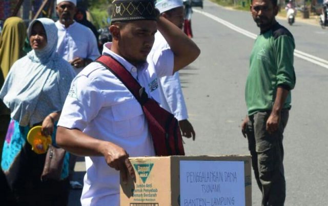 WhatsApp Image 2019-01-05 at 18.07.44 Pengurus FPI Aceh Jaya melakukan penggalangan dana bagi korban tsunami Lampung dan Banten. (Foto/Zammil)